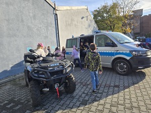 na zdjęciu radiowóz policyjny i dzieci