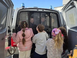 na zdjęciu dzieci przy radiowozie