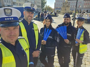 NA ZDJECIU POLICJANCI TRZYMAJĄ ODBLASKI