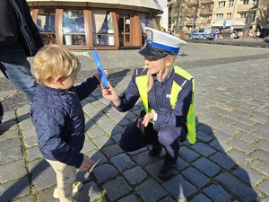 NA ZDJECIU POLICJANTKA DAJE ODBLASK DZIECKU