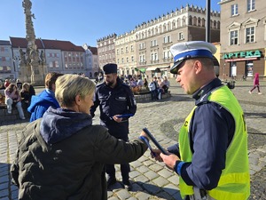NA ZDJECIU POLICJANT DAJE ODBLAS SENIORCE