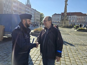 NA ZDJĘCIU POLICJANT WITA SIĘ Z SENIOREM
