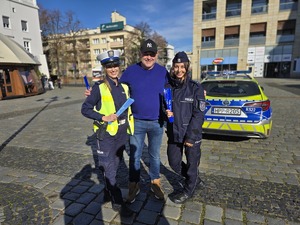 NA ZDJECIU POLICJANTKI Z PRZECHODNIEM