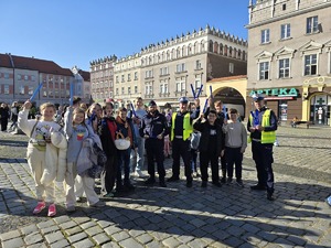 NA ZDJĘCIU MLODZIEZ Z ODBLASKAMI I POLICJANCI