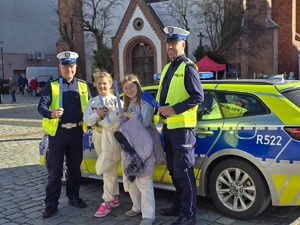 NA ZDJĘCIU POLICJANTKI Z DZIEWCZYNKAMI TRZYMAJA ODBLASKI
