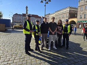 NA ZDJĘCIU POLICJANCI I MŁODZIEŻ TRZYMAJA ODBLASKI