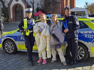 NA ZDJĘCIU POLICJANTKI Z DZIEWCZYNKAMI TRZYMAJA ODBLASKI