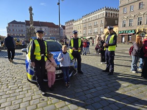 NA ZDJECIU POLICJANCI Z DZIECMI ROZDAJA ODBLASKI