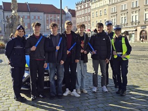 na zdjęciu uczniowie z policjantkami