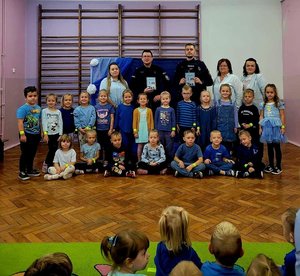 na zdjęciu dzielnicowi z dziećmi- zdjęcie grupowe