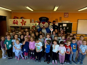 na zdjęciu policjant i przedszkolaki