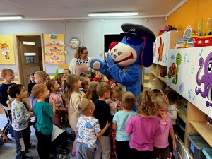 na zdjęciu sznupek wita się z przedszkolakami