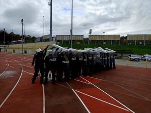 na zdjęciu policjanci na stadionie podczas ćwiczeń