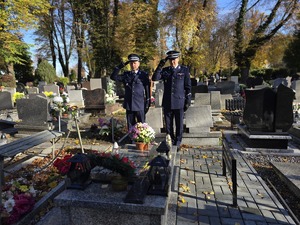 na zdjęciu komendanci oddają hołd na grobie Michała Kędzierskiego