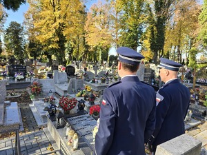 na zdjęciu komendanci przy grobie Michała Kędzierskiego