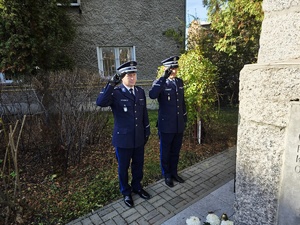 na zdjęciu komendanci przy pomniku