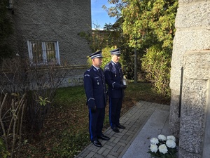 na zdjęciu komendanci przy pomniku