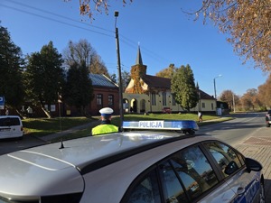 NA ZDJECIU POLICJANCI POD CMENTARZEM