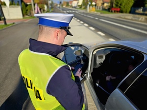 NA ZDJECIU POLICJANT LEGITYMUJE KIERUJACEGO