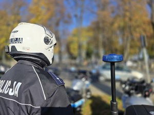 NA ZDJECIU POLICJANCI POD CMENTARZEM