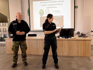 na zdjęciu Edyta Mazur i strażnik graniczny