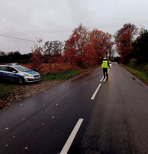 na zdjęciu policjant kontroluje trzeźwość kierowców