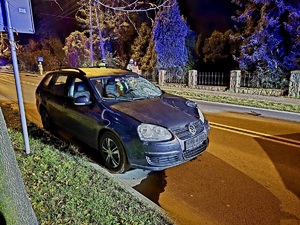 na zdjęciu pojazd który potrącił pieszą, z uszkodzona szyba czołową