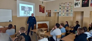 na zdjęciu dzielnicowy na spotkaniu