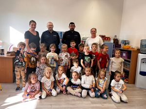 na zdjęciu dzielnicowi na spotkaniu z dziećmi zdjecie grupowe