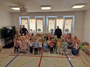 na zdjęciu policjanci z przedszkolakami zdjęcie grupowe