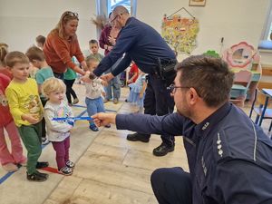 na zdjęciu policjancirozdaja odblaski