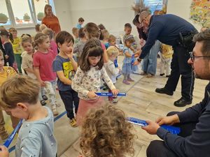 na zdjęciu policjancirozdaja odblaski