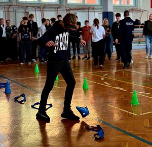na zdjęciu uczeń z alkogoglami przechodzi tor przygotowany przez policjantów