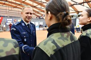 na zdjęciu komendant składa gratulacje uczniom