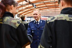 na zdjęciu komendant składa gratulacje uczniom