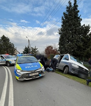 Zdjęcia przedstawiające skradziony pojazd oraz radiowozy policji.