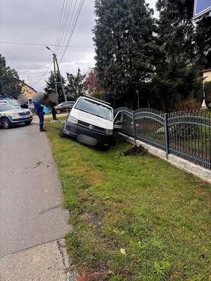 Zdjęcia przedstawiające skradziony pojazd oraz radiowozy policji.