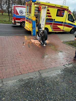 na zdjęciu wywrócony motocykl