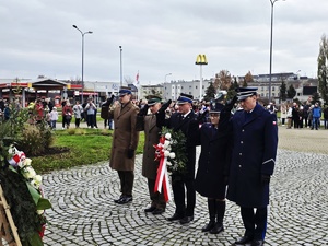 na zdjęciu służby raciborskie przedstawiciele składają kwiaty przy pomniku