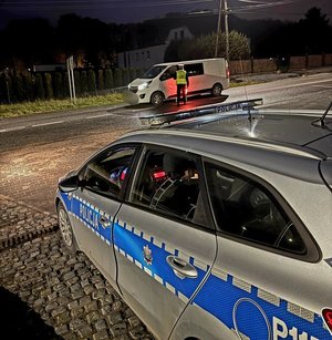 na zdjęciu policjant sprawdza trzeźwość kierującego