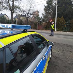 na zdjęciu policjant zatrzymuje kierowcę