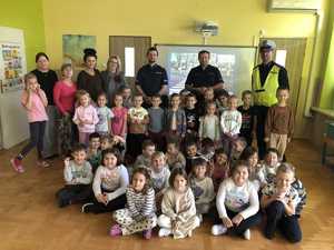 na zdjęciu dzieci z policjantami zdjęcie grupowe
