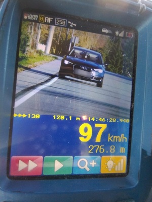na zdjęciu audi i prędkość z urządzenia 97