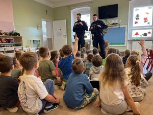 na zdjęciu policjanci na spotkaniu z dziećmi