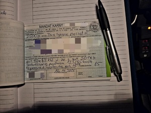 na zdjęciu mandat na kwotę 2500 złotych