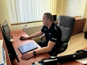 na zdjęciu dyżurny raciborskiej komendy