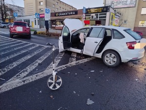 na zdjęciu skoda która brała udział z zdarzeniu i radiowóz i straż pożarna