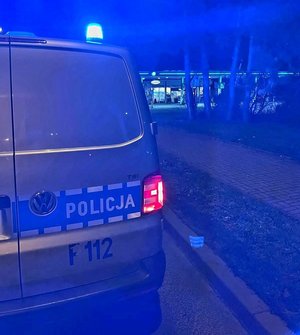 na zdjęciu radiowóz prewencji stoi na sygnałach