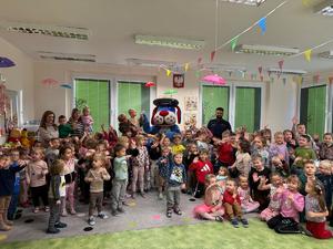 na zdjęciu przedszkolaki sznupek i policjant