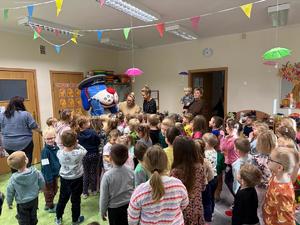 na zdjęciu sznupek z dziećmi